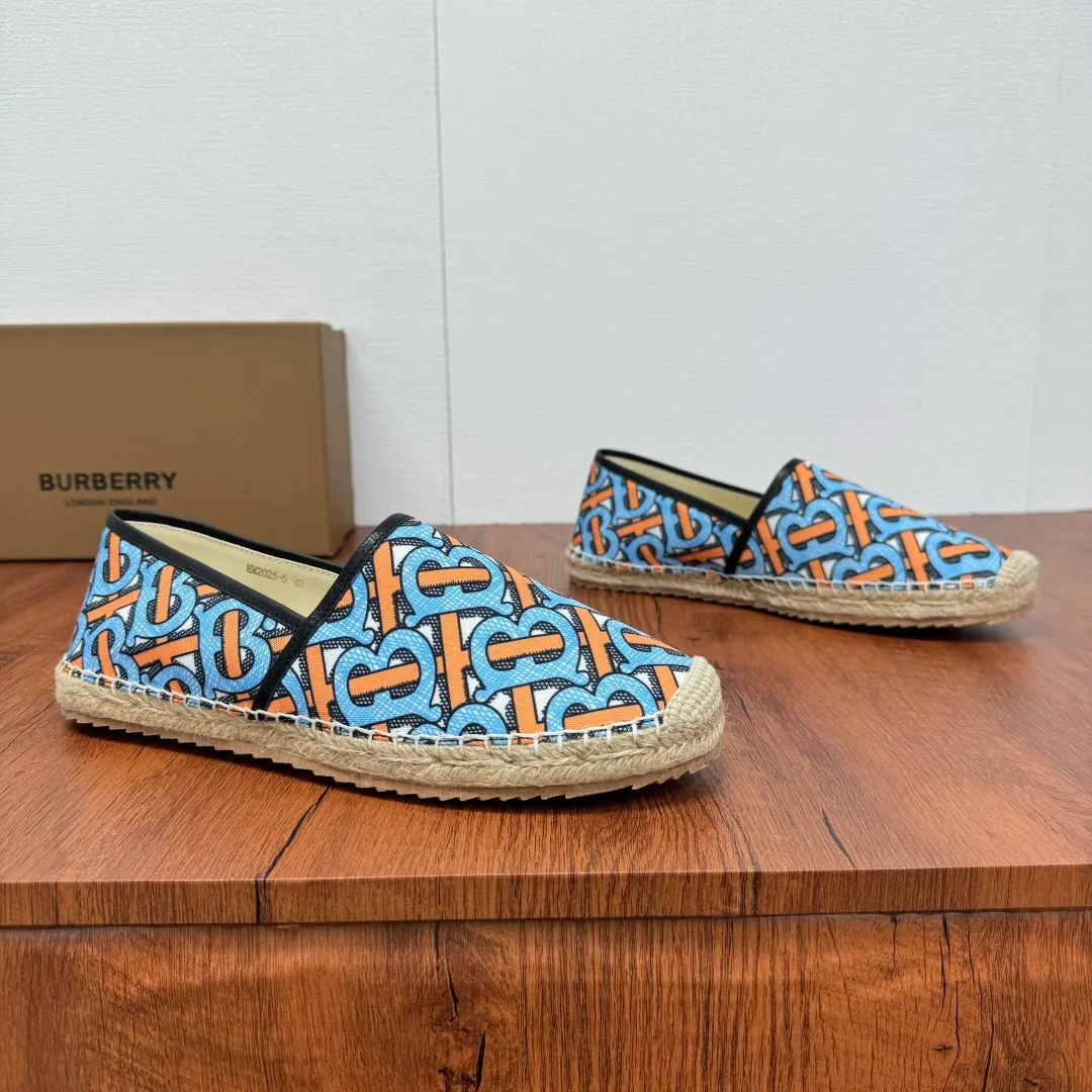 Batch 600 Burberry/Burberry new summer men's embroidered straw fisherman shoes, cool slip-on straw shoes! Encounter British fashion with Burberry espadrilles, a perfect blend of classic and fashionable. The unique printing on the upper is a manifestation of the brand's style. Every color and every pattern tells the story of England. Straw soles bring a natural texture, comfortable and chic. Whether you are strolling in the city streets or heading to the beach for vacation, it can add elegance and charm to you, easily become the center of attention, and start your own fashion journey. Classic knitted canvas upper, with thin calfskin lining suitable for summer, straw lining, genuine leather patch at the bottom of the heel, hemming technology, and Mark stitching details! Anti-slip rubber bottom layer, integrated injection molding of large LOGO letters and badges, multiple colors and styles to choose from, complete package! Size: 39-40-41-42-43-44 normal size item number: 2025-5 printing blue